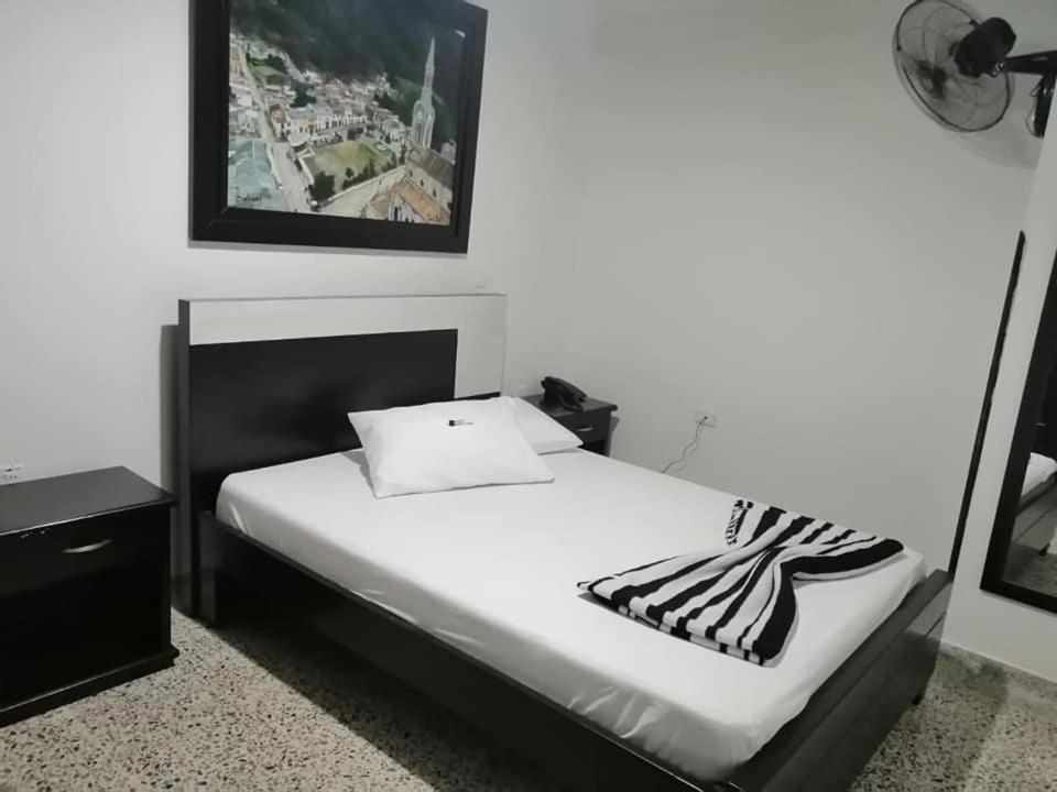 בוקארמנגה Hotel Embajador מראה חיצוני תמונה